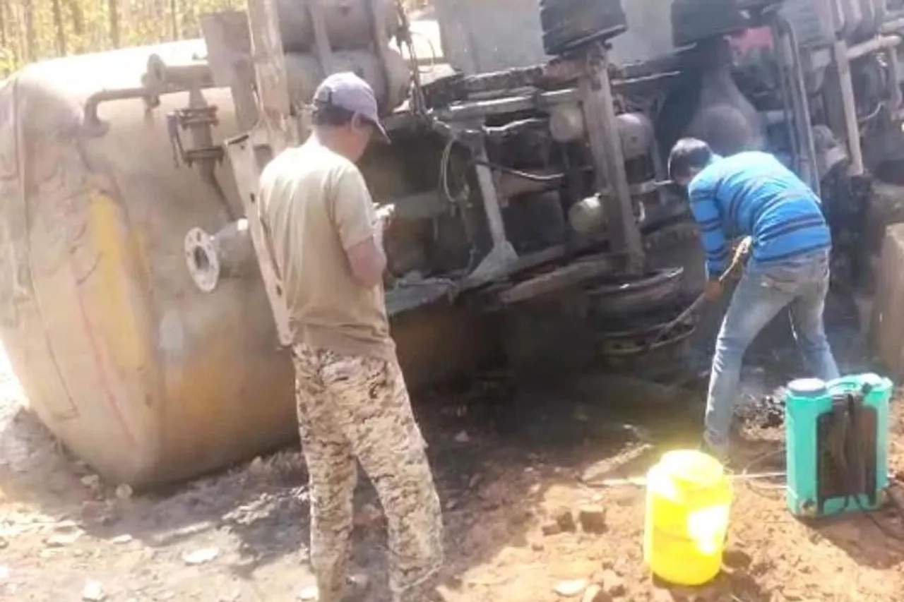 জঙ্গলে লাগা আগুন পুড়িয়ে দিল দাঁড়িয়ে থাকা তেলের ট্যাংকারকে