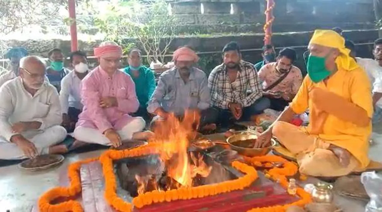 মমতাকে জিততেই হবে ভবানীপুরে, চলছে হোম-যজ্ঞ