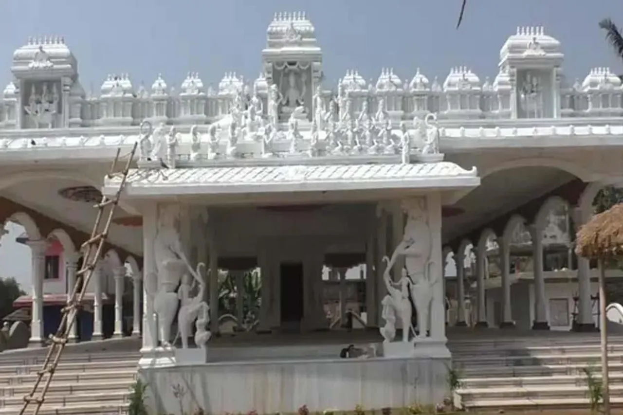 স্ত্রীর ইচ্ছাপূরণ করতে ৭ কোটি টাকা ব্যয় করে মন্দির বানালেন ব্যক্তি