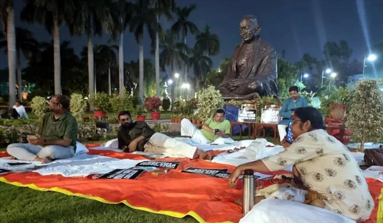 ধর্নার প্রথম রাতেই সাহায্য চাইলেন কংগ্রেস সাংসদ