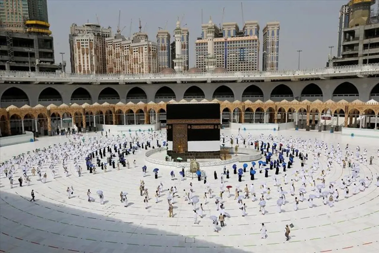 পুরুষ অভিভাবক ছাড়াই ওমরাহ পালন করতে পারবেন মহিলা তীর্থযাত্রীরা