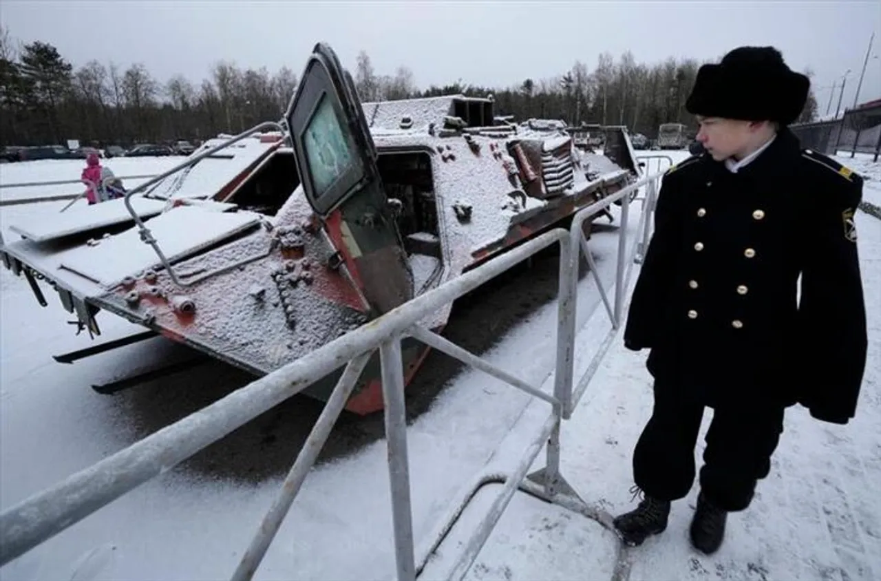 ইউক্রেনকে অস্ত্র দেওয়ার জন্য পশ্চিমাদের সতর্ক করলেন রুশ কর্মকর্তা