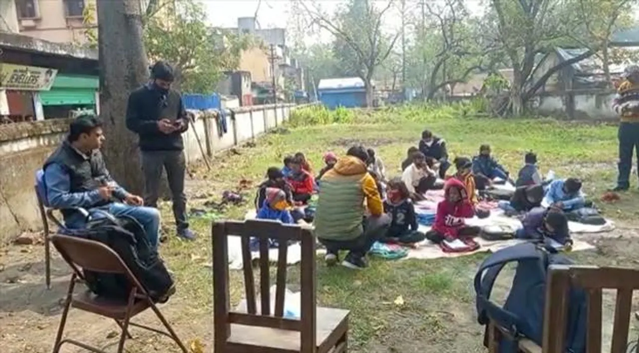 তৃণমূল প্রাথমিক শিক্ষক সমিতির উদ্যোগে গাছতলায় পড়াশুনা