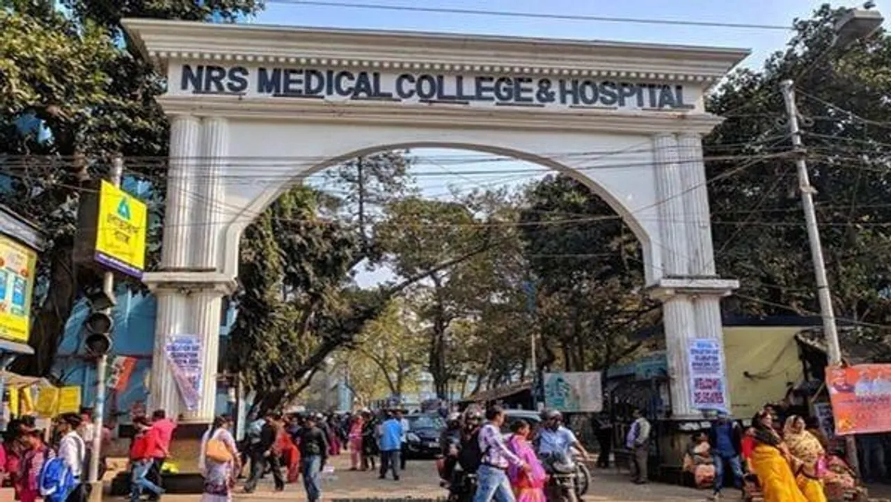 বাজির ধোয়ায় ঢাকল এনআরএস, কাঠগড়ায় ইন্টার্নরা