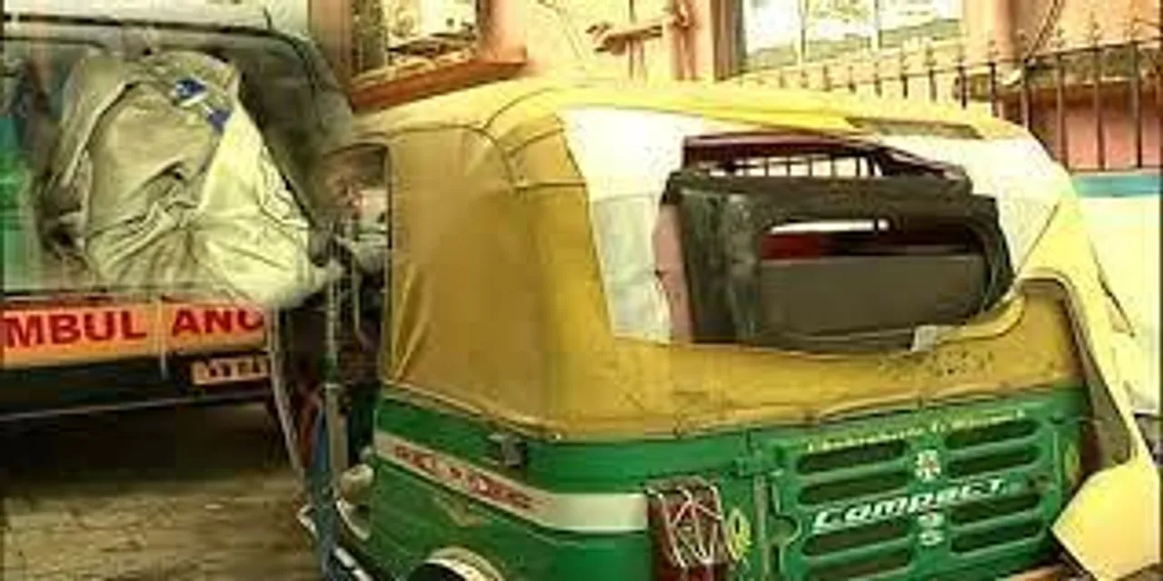 অটো থেকে উদ্ধার বিপুল পরিমাণ বোমা ও অস্ত্র, চাঞ্চল্য হরিদেবপুরে