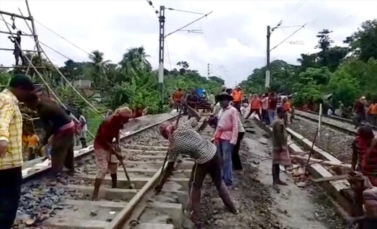 গুমা স্টেশনের কাছে রেল লাইন ধসে যাওয়ায় বিপত্তি