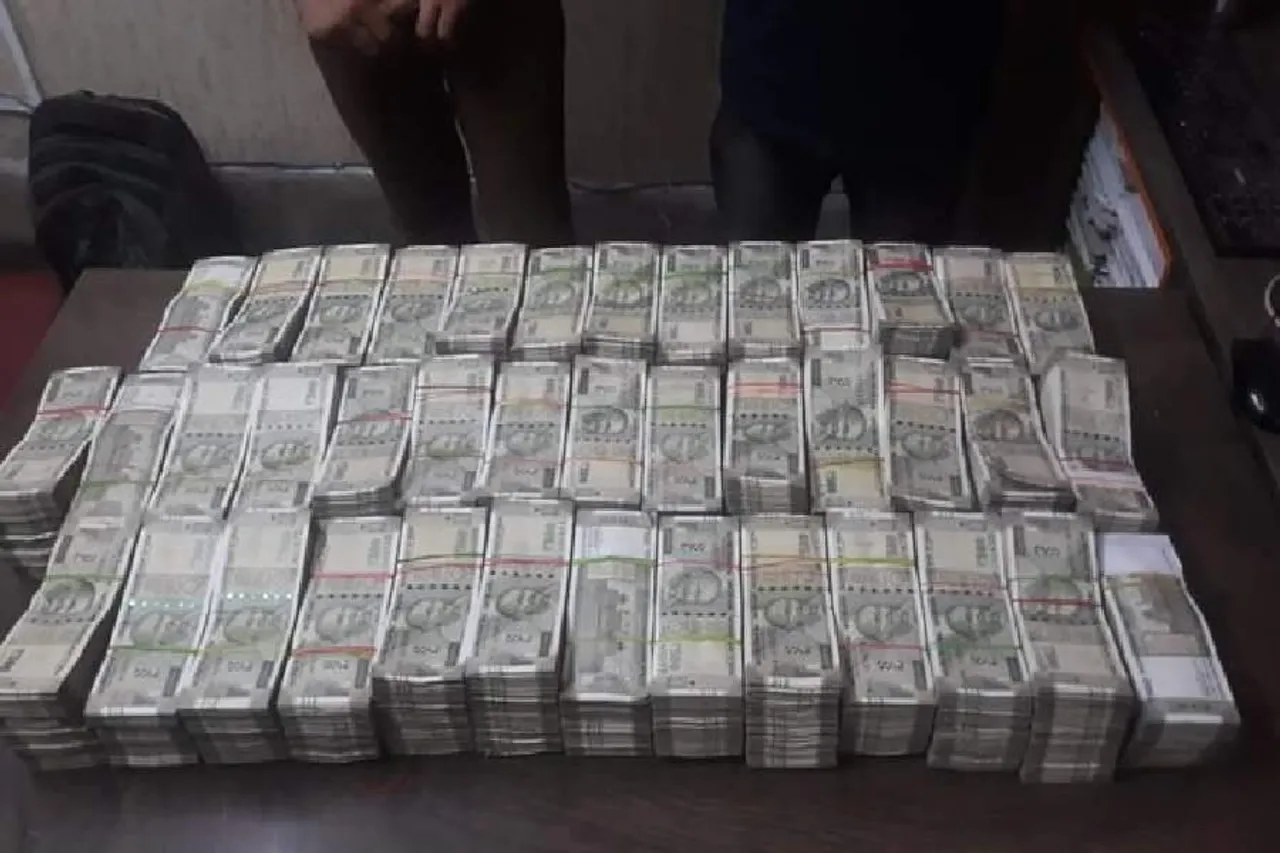 গড়িয়াহাটে টাকার পাহাড়: ধৃতদের নিয়ে যাওয়া হল লালবাজার সেন্ট্রাল লকআপে