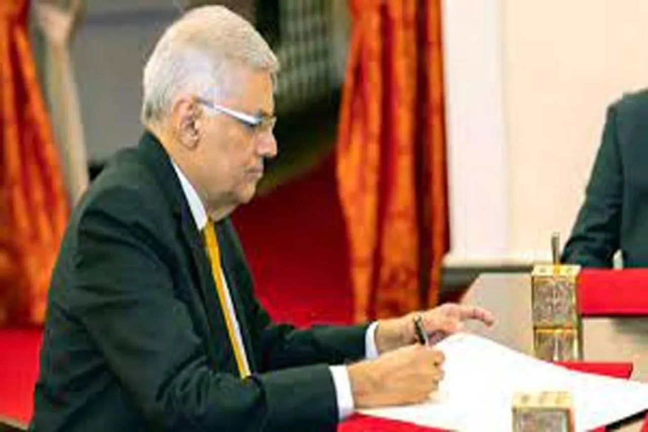 পুড়ে ছাই প্রধানমন্ত্রীর বাসভবন , ভাইরাল ভিডিও