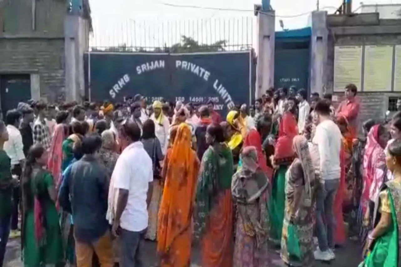 ট্রাক সহ ট্রাক চালককে কারখানার ভেতরে আটক, কারখানার গেট বন্ধ করে বিক্ষোভ