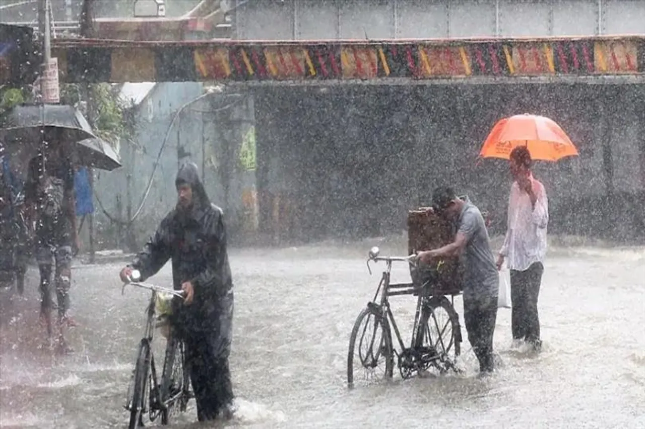 আগামী ২ দিন ব্যাপক ভারী বৃষ্টির সম্ভাবনা