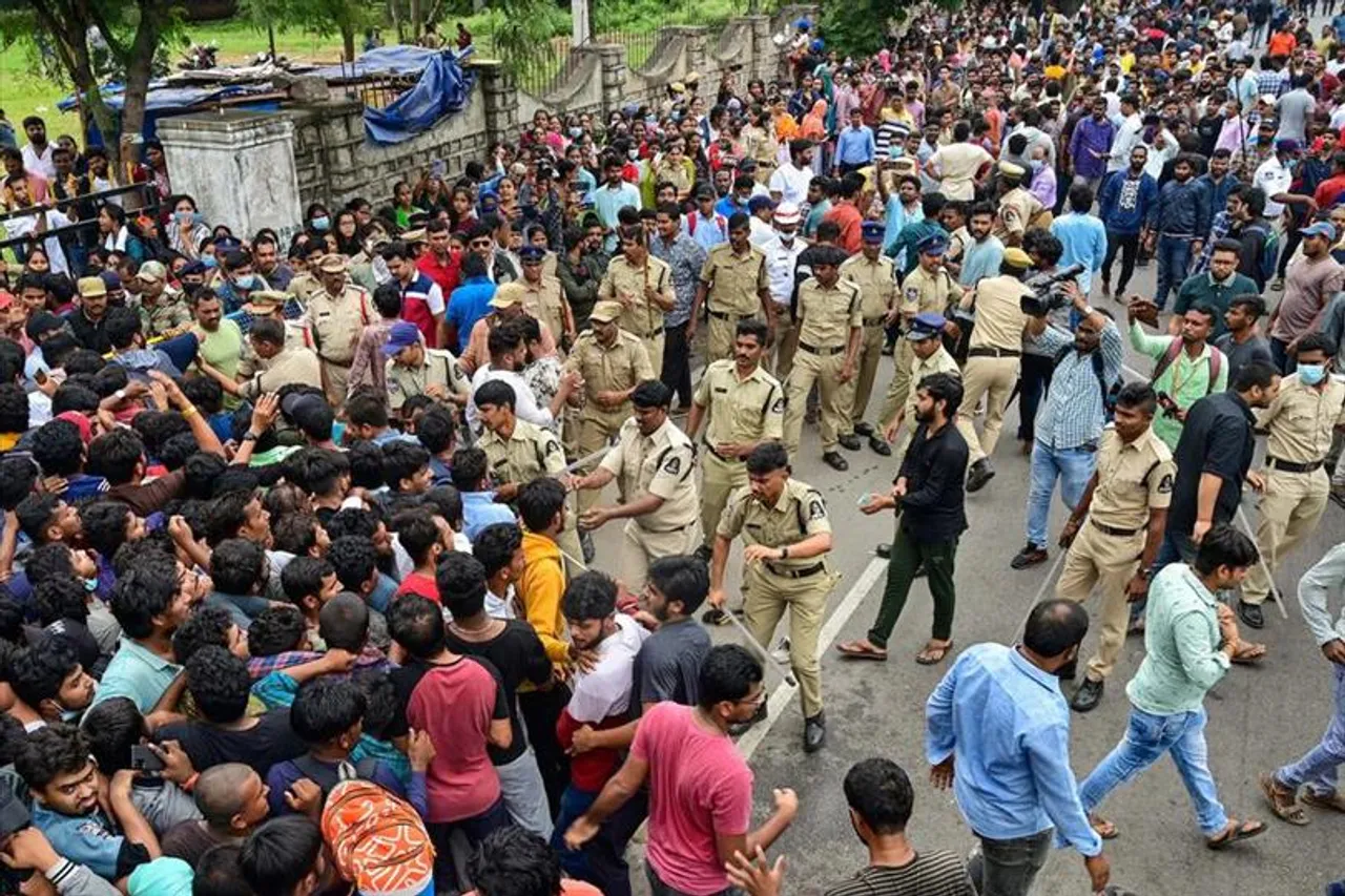 টিকিট কিনতে গিয়ে বিশৃঙ্খলার মধ্যে পড়ে জখম ক্রিকেট প্রেমী