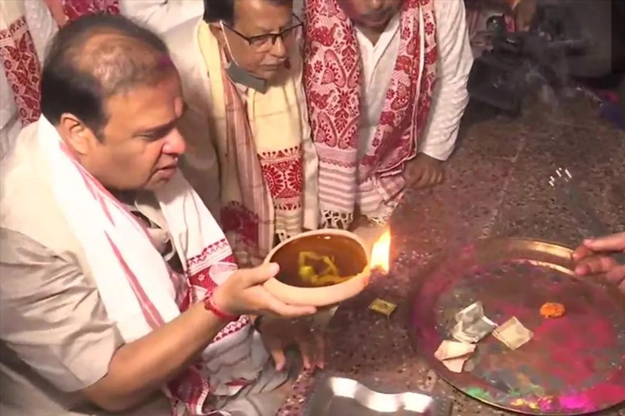 মন্দিরে পুজো দিয়ে সেলফি তুললেন মুখ্যমন্ত্রী