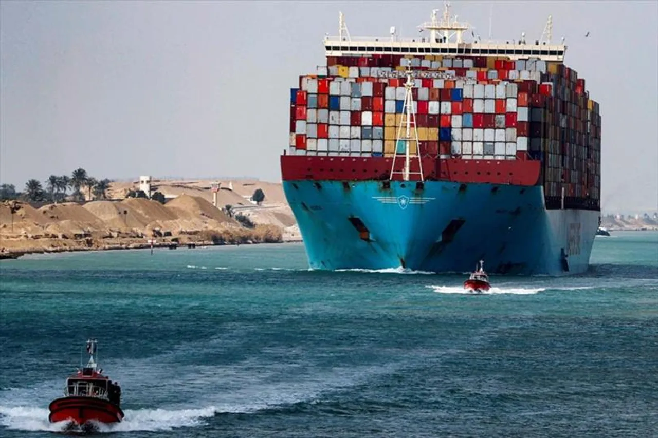 সুয়েজ খালে স্বাভাবিক হল নৌ চলাচল