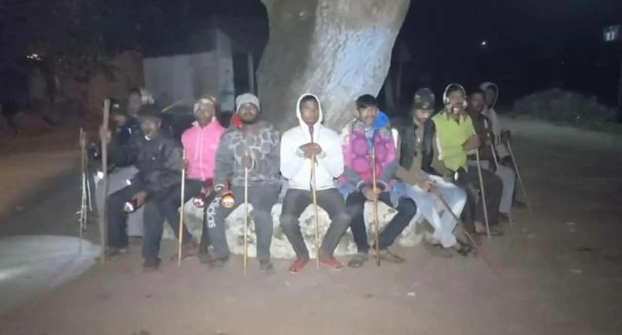 চুরি-ডাকাতি ঠেকাতে রাত পাহারায় গ্রামবাসীরা