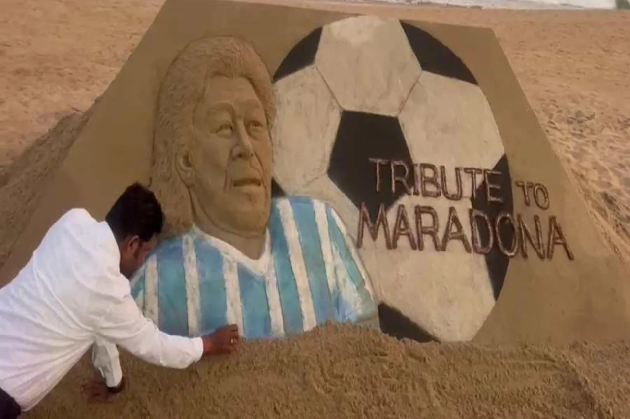 দিয়েগো মারাদোনার বালির ভাস্কর্য নির্মাণ করলেন সুদর্শন পট্টনায়েক