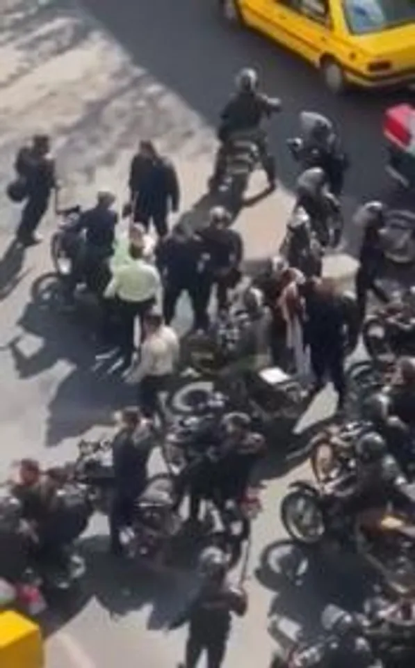 ইরানে বিক্ষোভকারী নারীর সঙ্গে পুলিশের অশালীন আচরণ