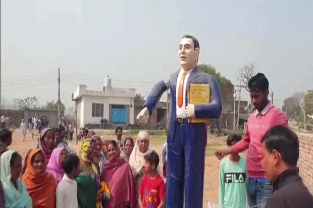 আম্বেদকরের মূর্তি ভাঙার অভিযোগ, বিক্ষোভে শামিল দলিত সম্প্রদায়ের মানুষ