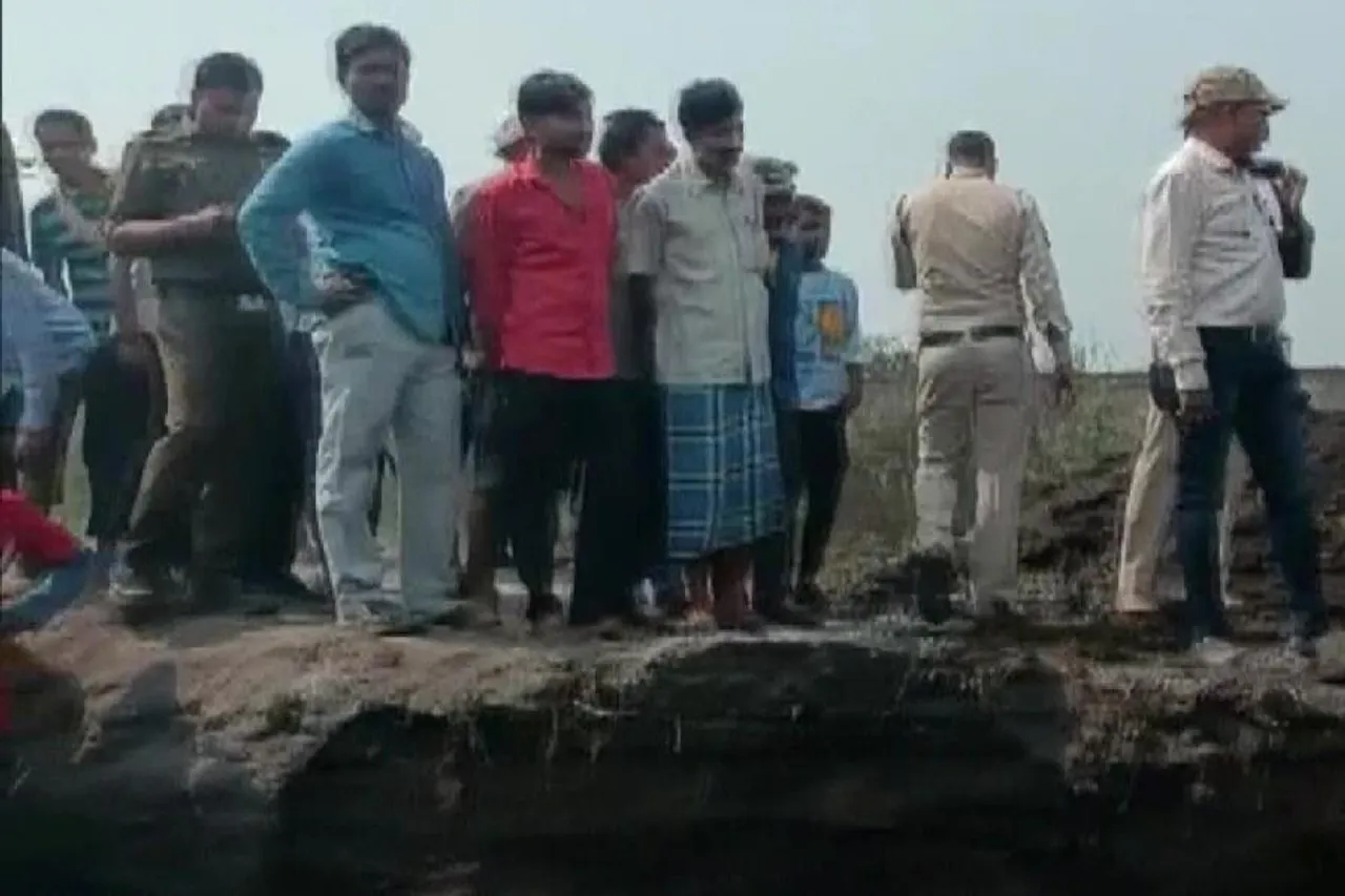 ছাইয়ের গর্তে পড়ে গিয়ে ৩ জনের মৃত্যু