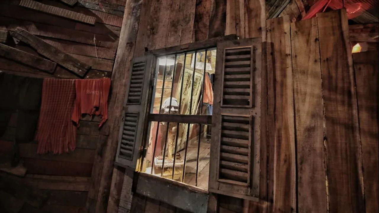 অসময়ের বৃষ্টিতে কাজ বাড়ছে মণ্ডপ শিল্পীদের