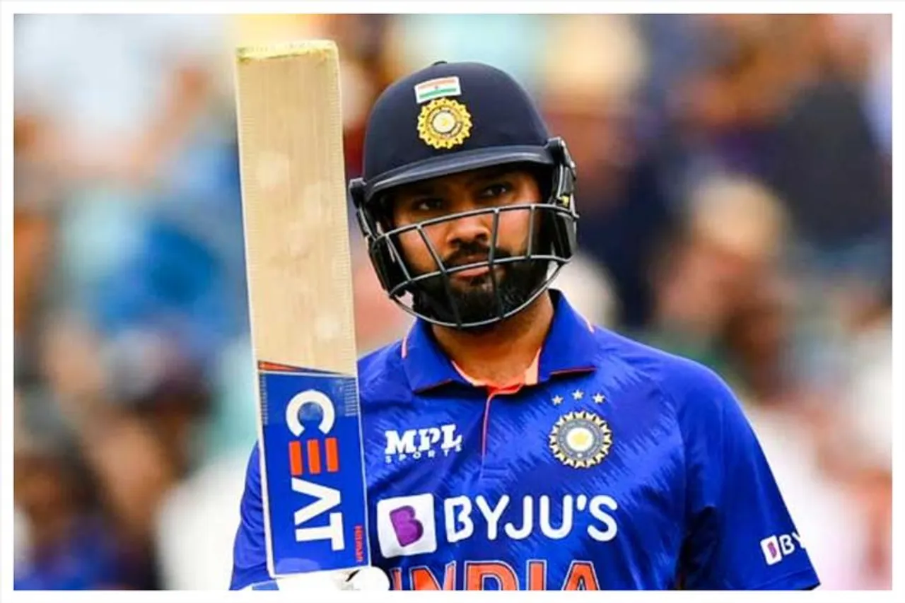 চমিকা করুনারত্নের বলে আউট অধিনায়ক রোহিত শর্মা