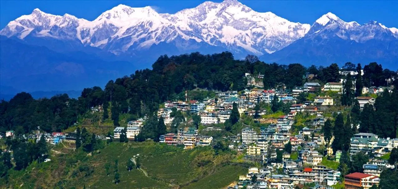 মাত্র ৫ হাজার টাকায় ঘুরে আসুন দার্জিলিংয়ের কোল থেকে