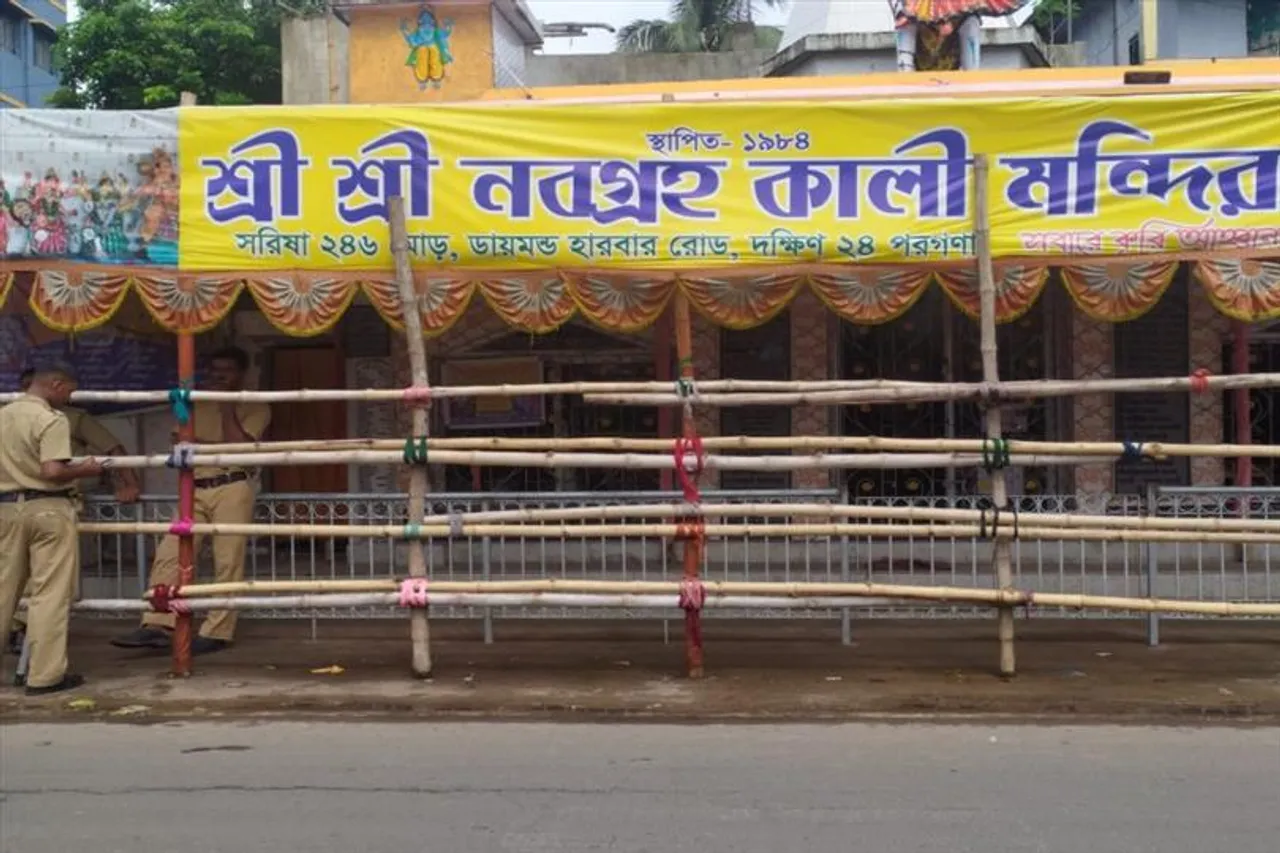 "হিন্দু মন্দিরের চারপাশে পুলিশি ব্যারিকেড"