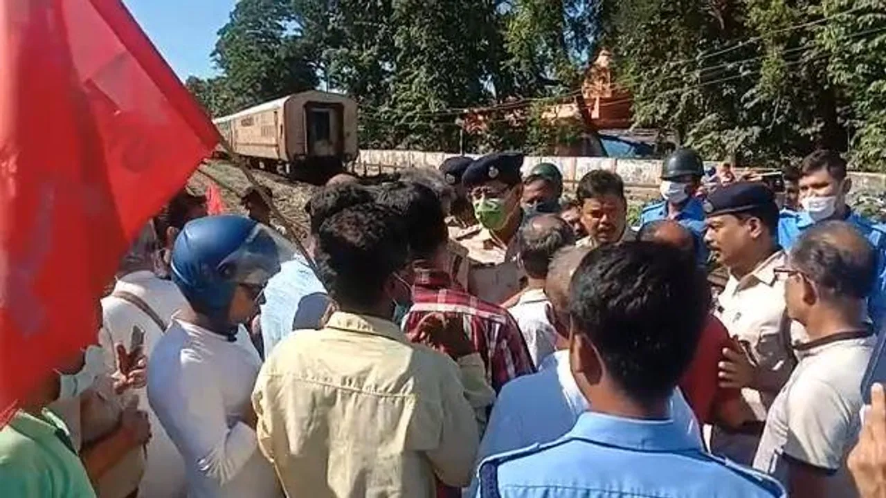 বাস-ট্রেন আটকে বিক্ষোভ দেখালেন বাম কর্মীরা