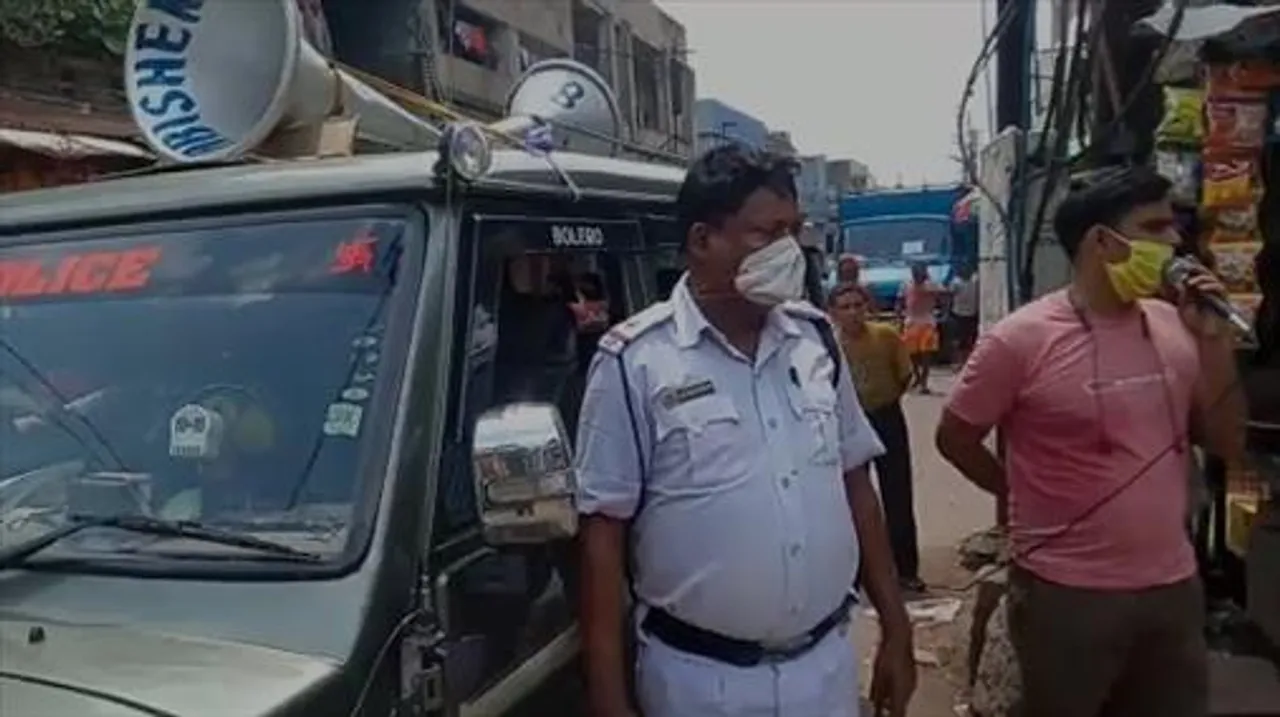 রাত কারফিউ নিয়ে সচেতন করতে পুলিশের মাইকিং