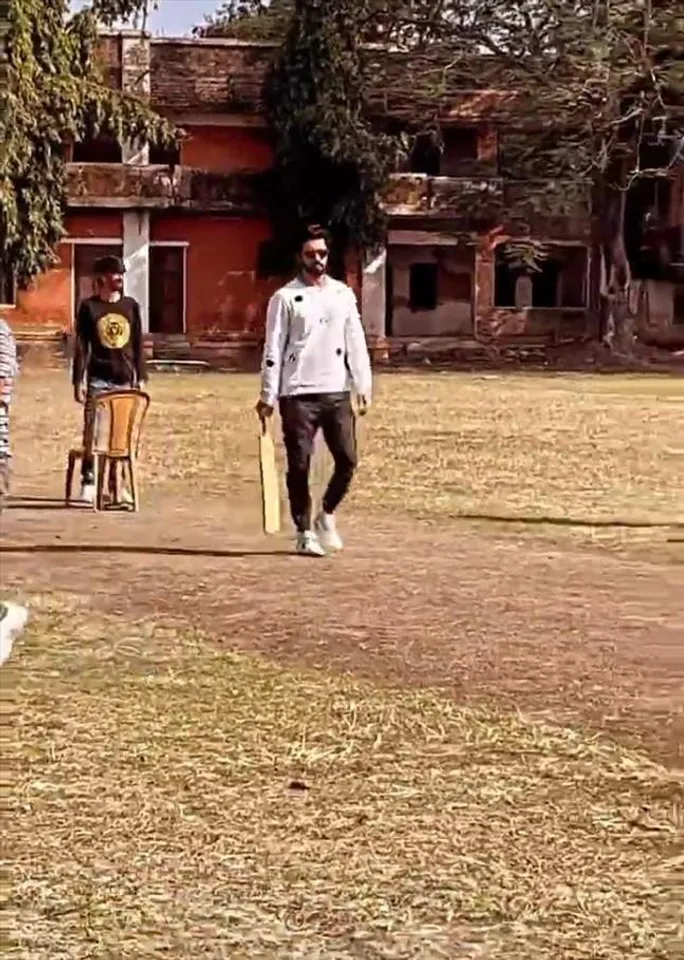 কাজের ফাঁকে ক্রিকেটে ভিকি