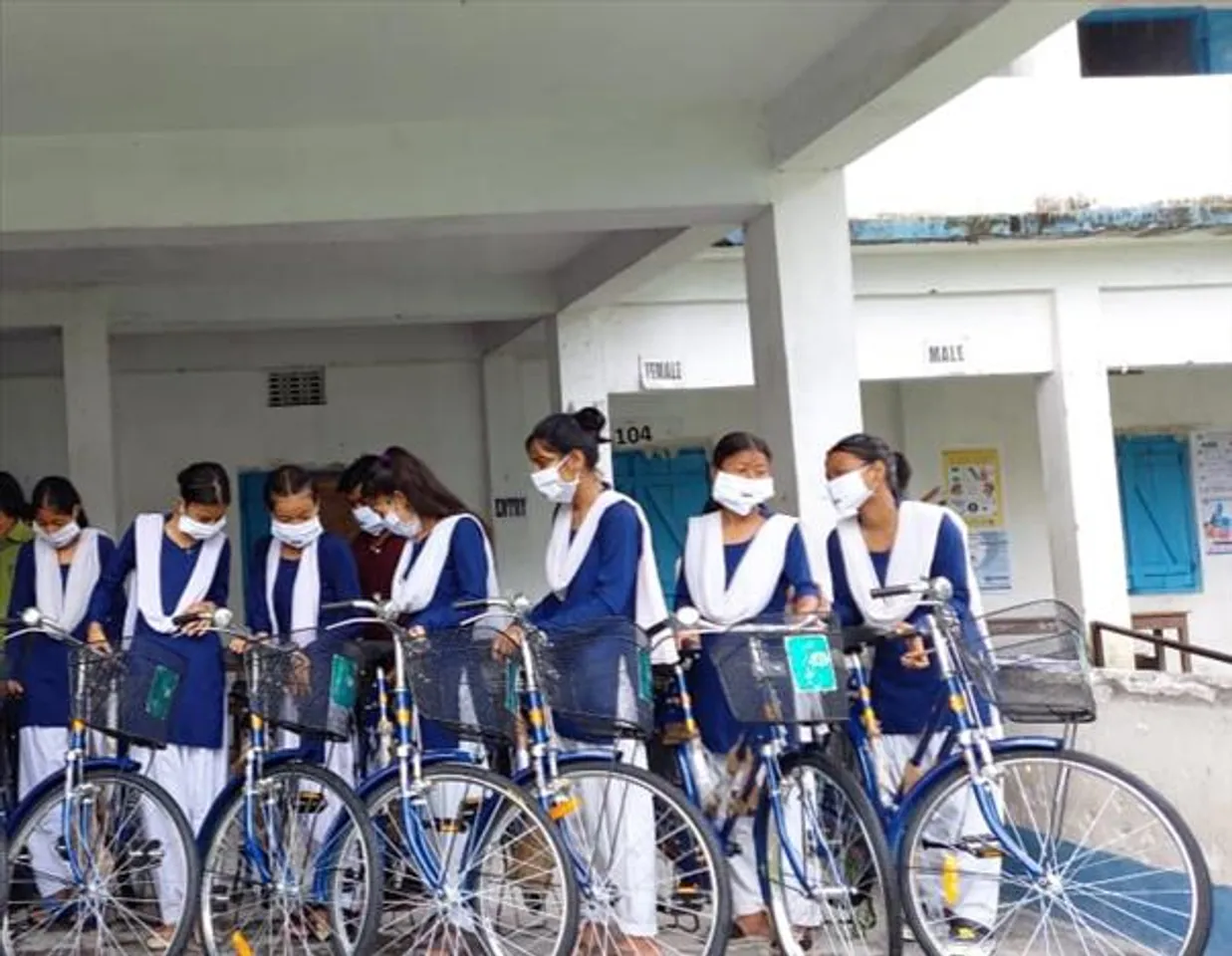 জলপাইগুড়ির মেটেলিতে পড়ুয়াদের সবুজসাথীর সাইকেল দেওয়া হল