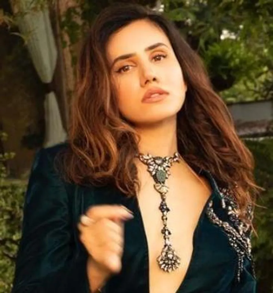 দেখুন: বিকিনিতে যোগব্যায়াম করায় নেটিজেনদের শিকার সোনালি সেগাল