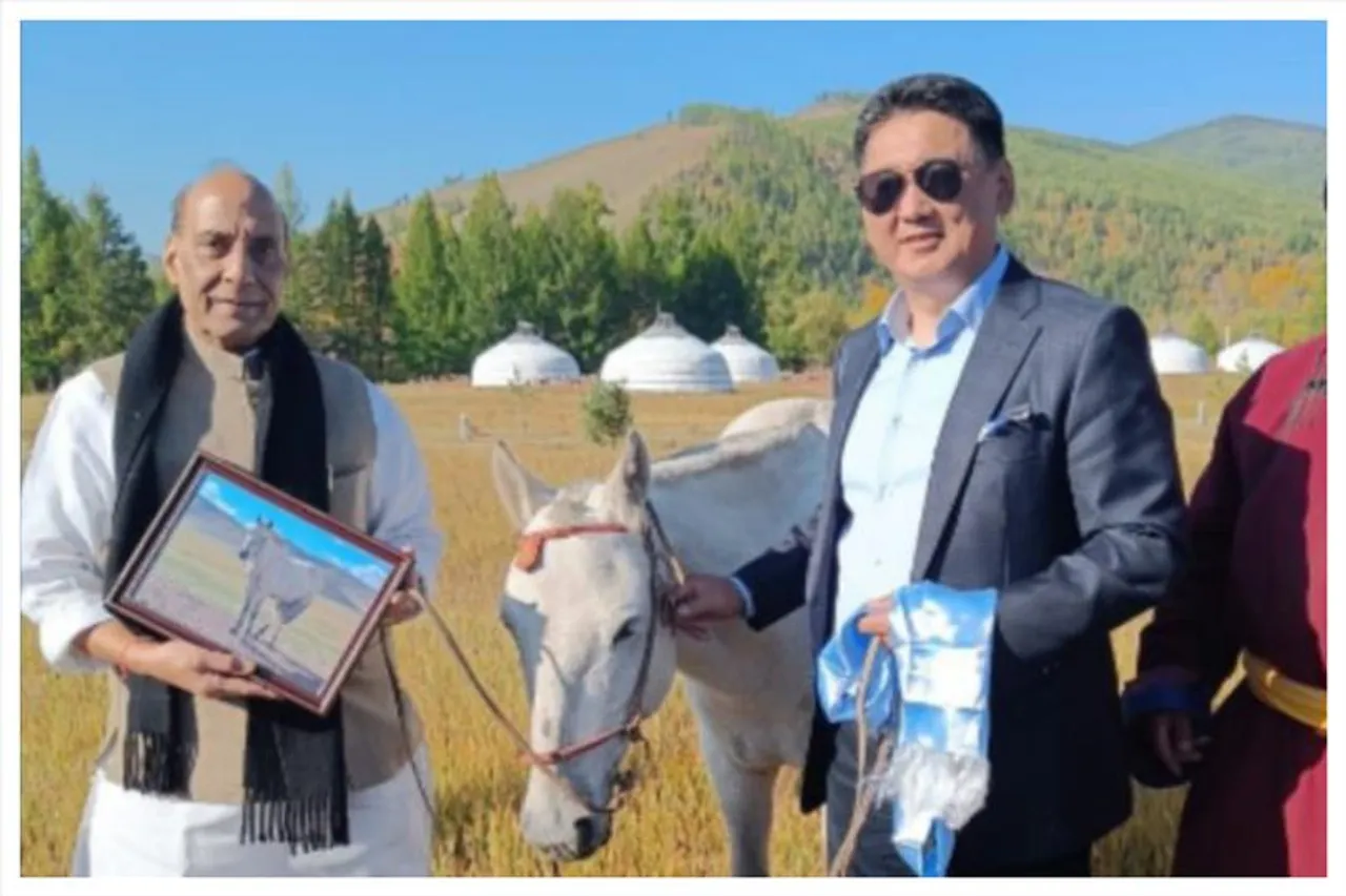 রাজনাথ সিংকে ঘোড়া উপহার মঙ্গোলিয়া রাষ্ট্রপতির