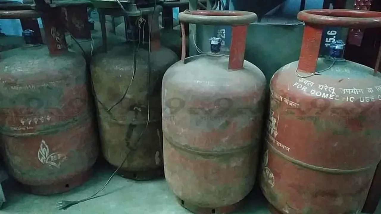 রান্নার গ্যাসের কালোবাজারি, গ্রেফতার ১