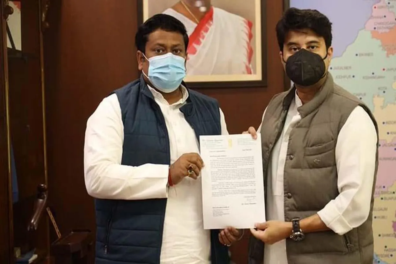 জ্যোতিরাদিত্য সিন্ধিয়ার সঙ্গে দেখা করলেন বালুরঘাটের বিজেপি সাংসদ