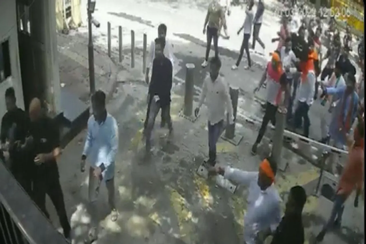 মুখ্যমন্ত্রীর বাড়িতে হামলা, ক্ষোভে ফুঁসছে দল