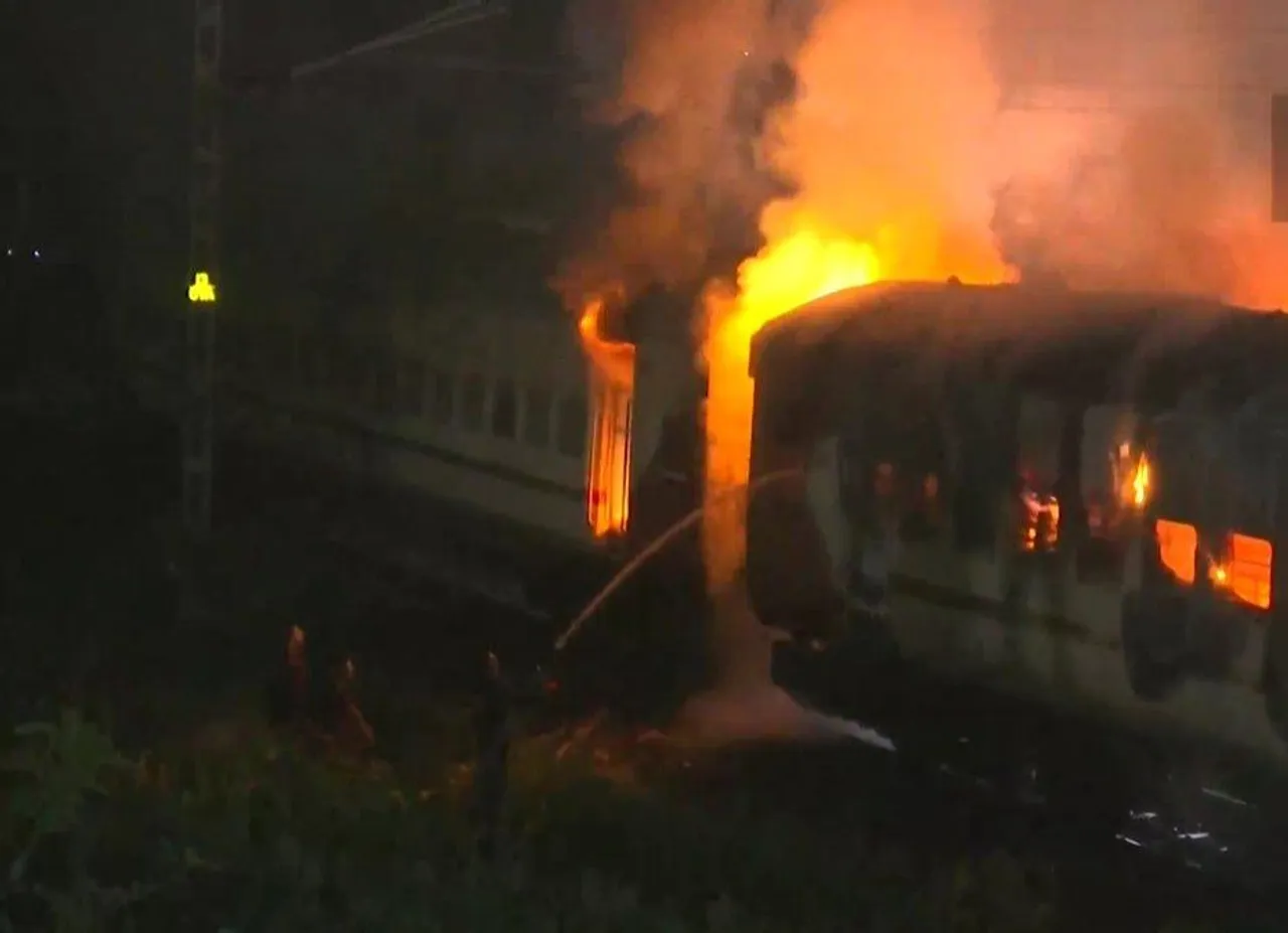 গুয়াহাটিতে ট্রেনের দুটি খালি বগিতে আগুন