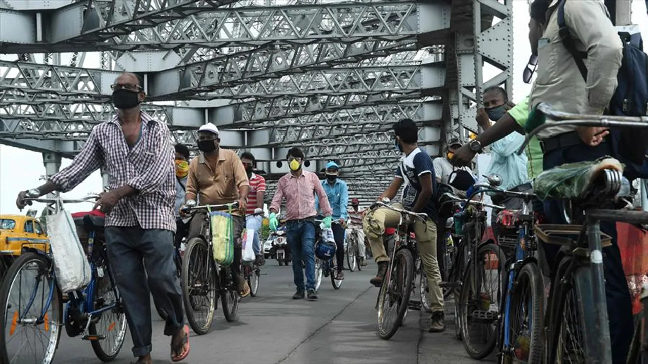 সাইকেলের জন্য রাস্তার দাবিতে কলকাতার রাজপথে সাইকেলপ্রেমীরা