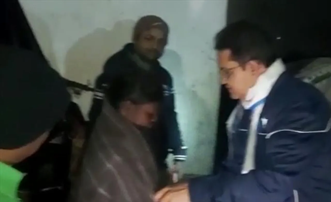 কম্বল নিয়ে দুঃস্থদের পাশে মন্ত্রী ডঃ হুমায়ুন কবীর