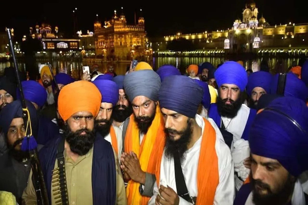 ধারালো অস্ত্র নিয়ে স্বর্ণ মন্দিরে প্রবেশ করল অমৃতপাল সিং