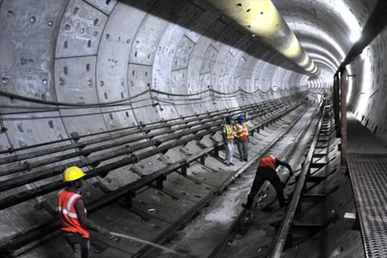 বন্ধ হল ইস্ট-ওয়েস্ট মেট্রোর কাজ