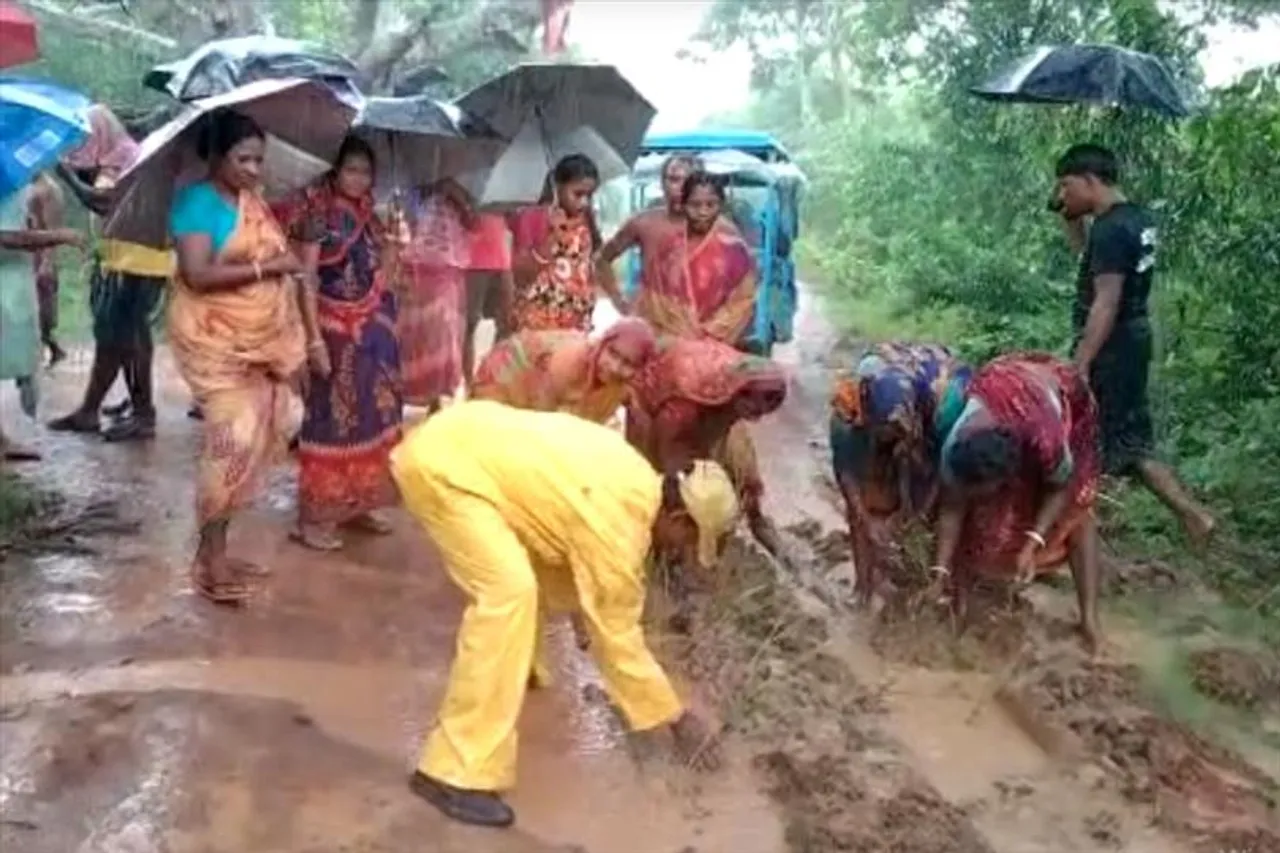 বেহাল রাস্তায় পোঁতা হল ধান গাছ