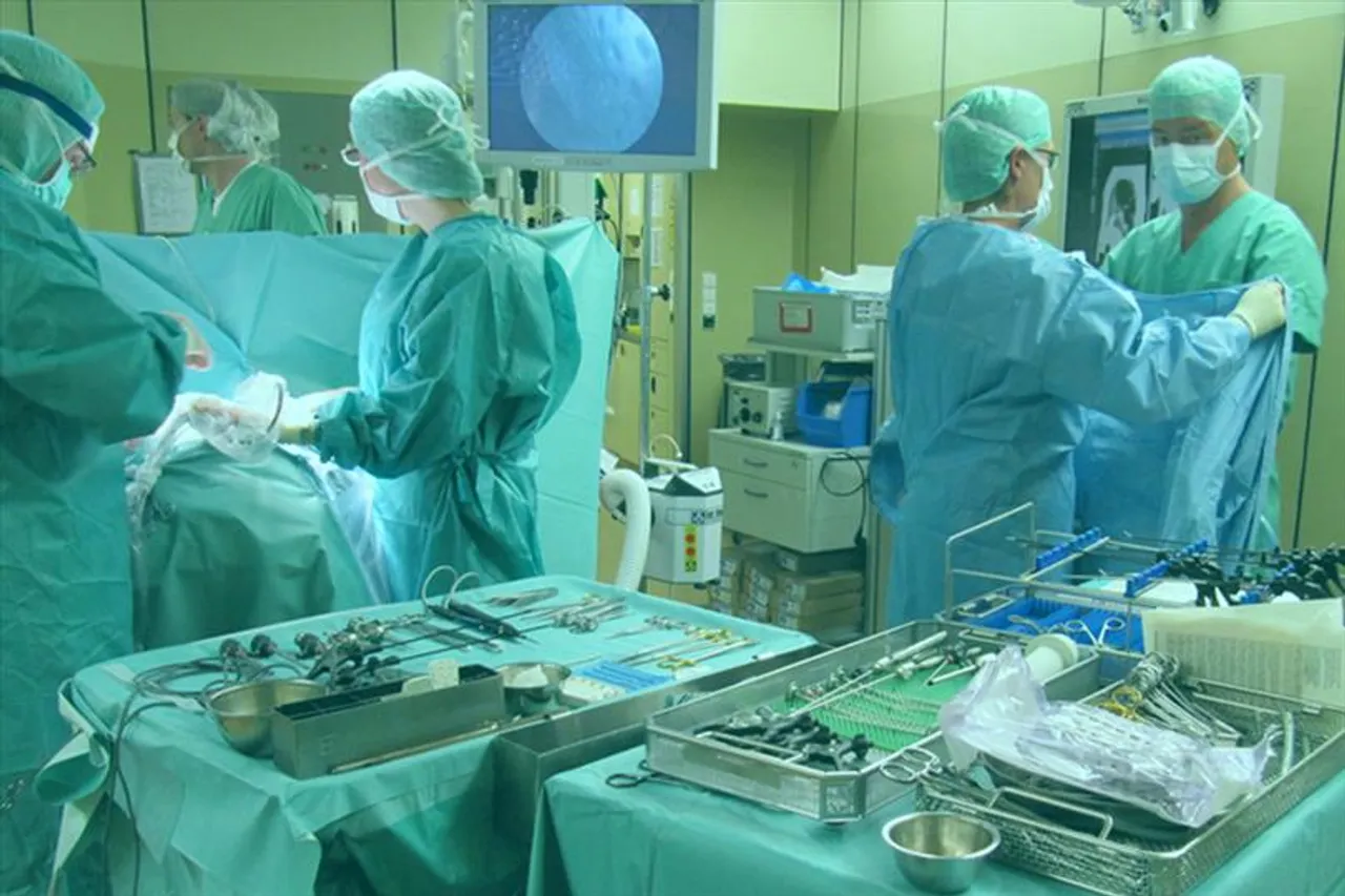 সফল অস্ত্রপচার, থাইরয়েড গ্রন্থি থেকে বাদ গেল নারকেলের মতো টিউমার