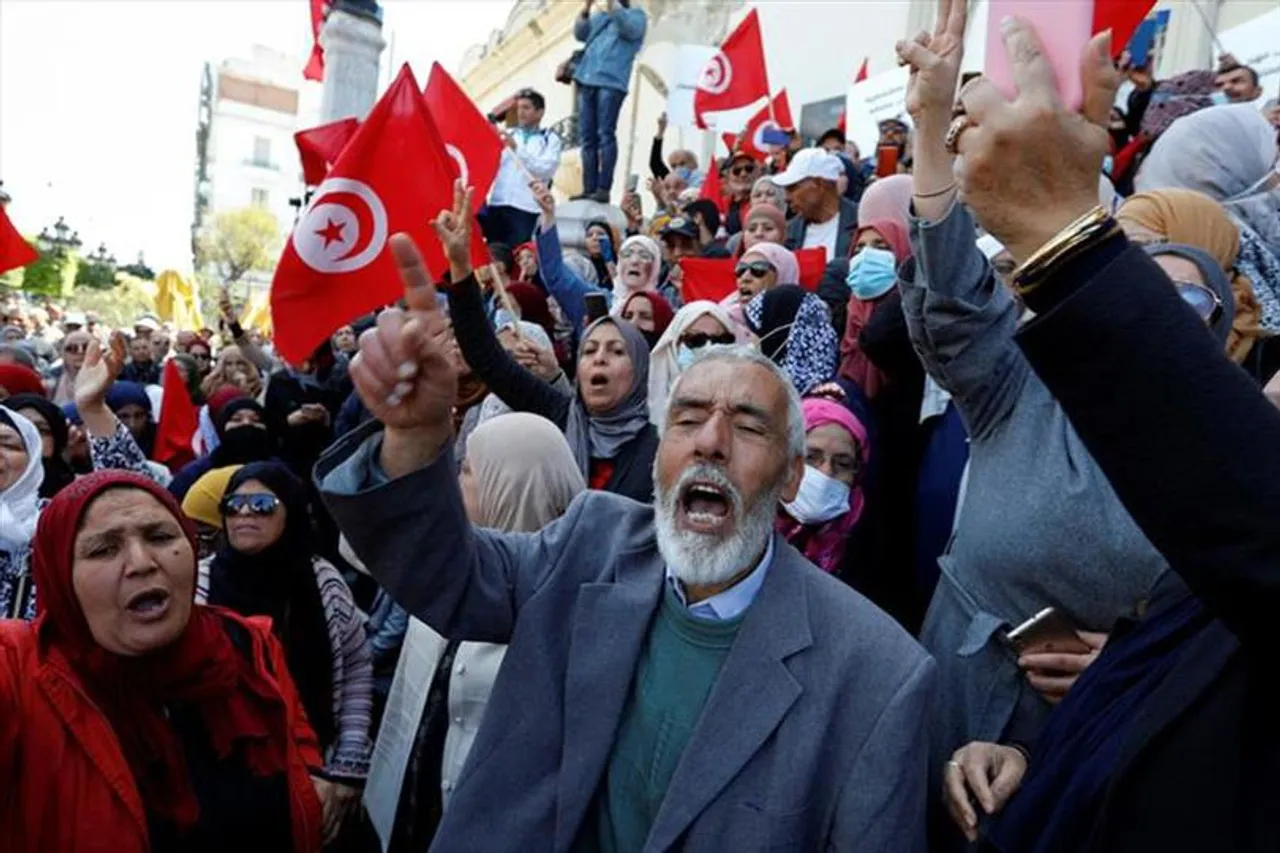 তিউনিসিয়ায় রাষ্ট্রপতি শাসনের বিরুদ্ধে বিক্ষোভ