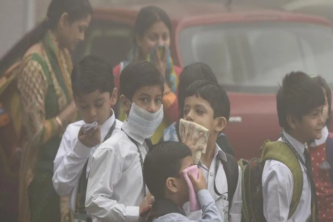 দূষণের মাঝেই ফের স্কুল খুলল দিল্লিতে