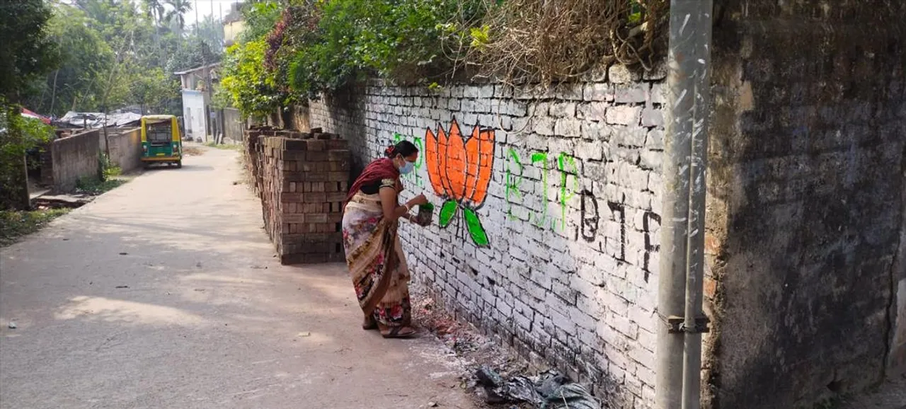 কাঁথিতে দেওয়াল লিখনে বিজেপির মহিলারা