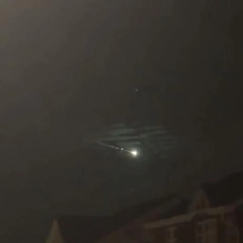 আকাশ থেকে নামছে আগুনের গোলা, দেখুন ভিডিও