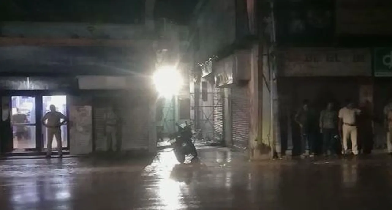 হঠাৎ করে রাষ্ট্রায়ত্ত ব্যাঙ্কের আপৎকালীন সাইরেন বেজে ওঠায় ব্যাপক চাঞ্চল্য ছড়ায় রানীগঞ্জে