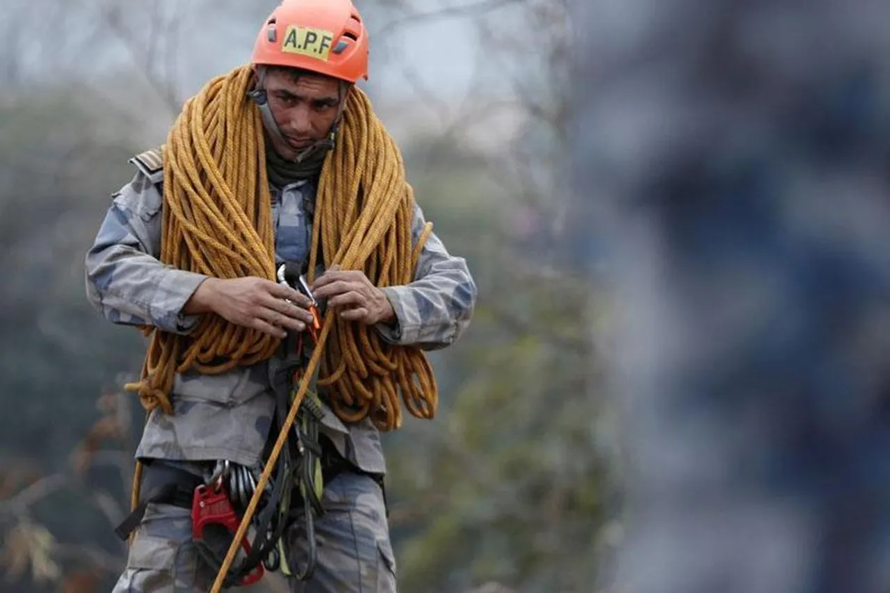 নেপালের বিমান দুর্ঘটনায় যাত্রীদের সন্ধানে গিয়ে  খাদে পড়লো তল্লাশিকারীরা