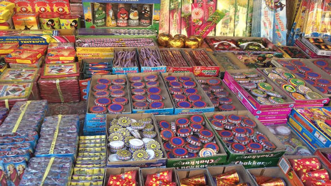 সরকারি নিষেধাজ্ঞাকে বুড়ো আঙুল দেখিয়ে চলছে বাজি কেনা-বেচা