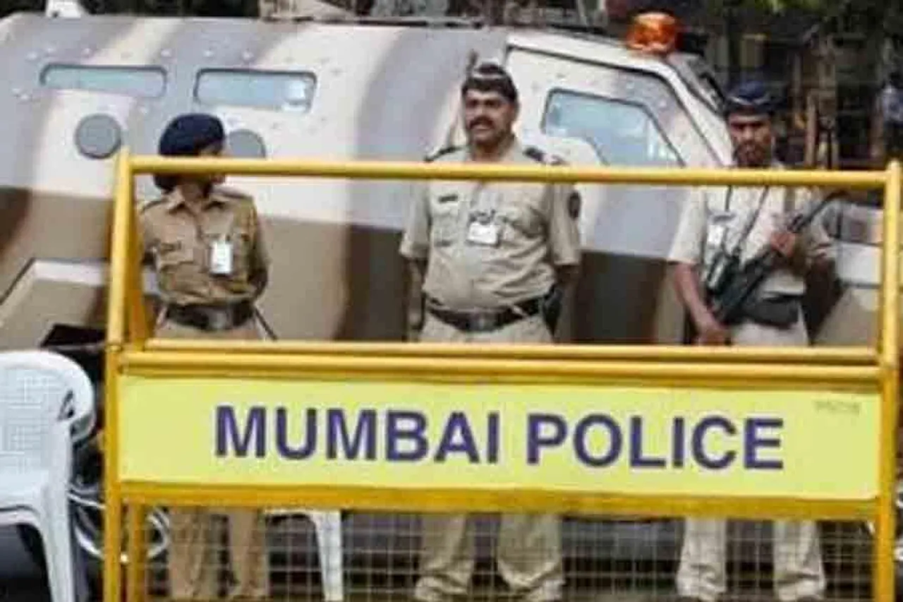 পুলিশের কাছে বোমা বিস্ফোরণের হুমকি ফোন